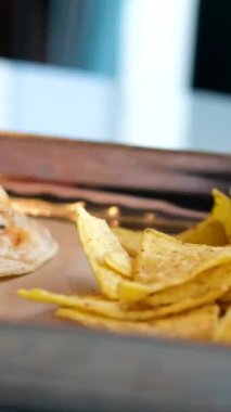 Meksika Yemek Festivali. Masanın etrafında aile ve arkadaşlar birlikte. Mısır, tortilla cipsi, peynir, taco, salsa, biber ve sığır eti tabağı. Yüksek kalite 4k görüntü