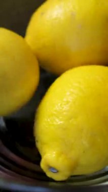 Bardaki cam kasede taze limonlar, arka planda çeşitli şişeler, 4K yavaş çekim 120fps ile canlandırıcı ve canlı bir sahne. Yüksek kalite 4k görüntü