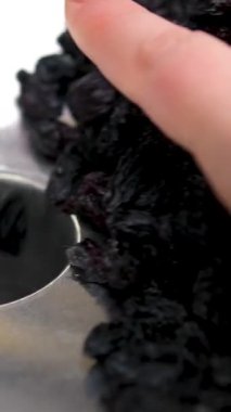 Öğütülmüş kuru üzümler kuru üzüm ezmesi yapar. Öğütücü kuru üzüm tohumları