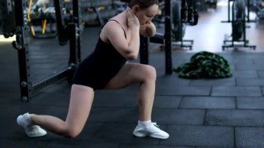 Beyaz spor ayakkabılı genç kız beden eğitimi dersinde adım adım kendini disipline sokma vücudunu şişirme hareketi yapıyor. Bir sınıftan birkaç video