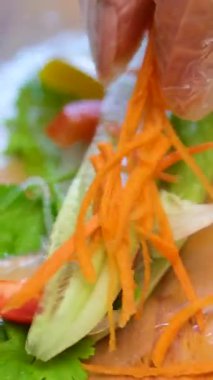 Yumurtalı börekler işlem yapıyor. Vietnam yaz böreği, pirinç kağıdı ambalajı, kadın el yapımı. Üst manzara tuzlu kırmızı balık