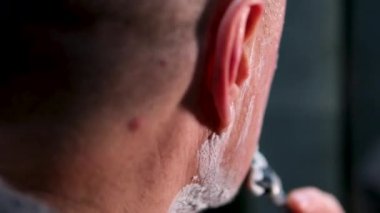 Lavaboda tıraş bıçağı temizliyorum. Tıraş bıçağını suyla yıkıyorum. Yüksek kalite 4k görüntü