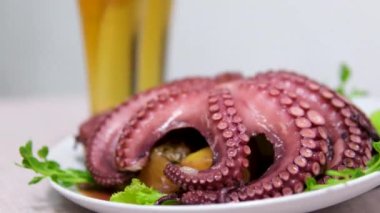 Lizbon restoranında ahtapot ve paella tabakları, ahtapot ve canlı Portekiz lezzetleri sergilenen bira. Yüksek kalite 4k görüntü
