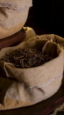 Raflarda kurutulmuş bitkiler ve çaylarla dolu farklı baharat torbaları çıktı. Yüksek kalite 4k görüntü