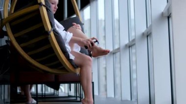 Kadın sabah rutini, rahat bir şekilde yatağında oturuyor, rahatlatıcı bir iç mekanda, eller cilt bakımı için bacaklara losyon sürüyor yatak odasında dinlendirici bir şımartma anı. Yüksek kalite