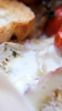 Fırından taze ve sıcak Camembert peyniri yavaş çekimde ekmeğe batırılıyor. Yüksek kalite 4k görüntü