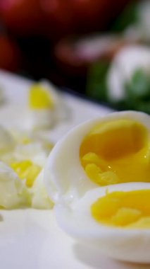 Kadınlar mükemmel soyulmuş yumurta verir. Yüksek kalite 4k görüntü