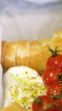 Fırından taze ve sıcak Camembert peyniri yavaş çekimde ekmeğe batırılıyor. Yüksek kalite 4k görüntü