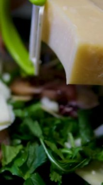 Kirazlı domates, avokado, peynir, zeytin ve roka salatası yapıyorum. Salata için parmesan peyniri.