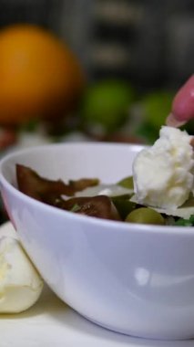 Domatesli burrata ve fesleğen salatası, kremalı mozzarella, olgun domatesler ve kokulu fesleğen yaprakları. Yüksek kalite 4k görüntü