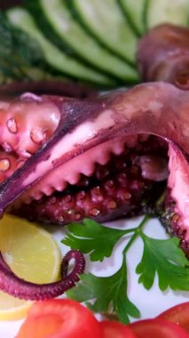 Ahtapot besinli ahtapot ahtapot taze leziz yemek yemeği dokunaçları peskatarizmi lezzetli gurme yemek arkaplanını masa rustik gıdalar üst görünüm fotokopi uzay keto ve paleo diyeti. sebze ve bira