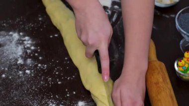 Kadın kuru üzümlü, şekerli meyve hazırlıyor. Pişirme hamur hazırlayın. Malzemeler ve malzemeler masaya serildi. Paskalya pastası. Noel ekmeği. Pişirme seti 50 video ilk adım