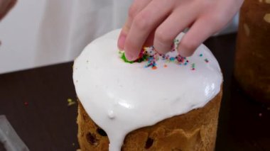 Paskalya pastasını çikolatalı bir kalp ve küçük yumurtalarla süsleyin. Dolly kaydırıcı aşırı yakın çekim.