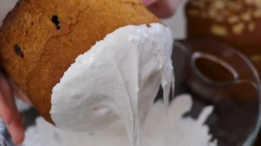 Paskalya pastasını çikolatalı bir kalp ve küçük yumurtalarla süsleyin. Dolly kaydırıcı aşırı yakın çekim.