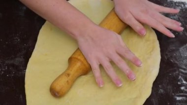 Kadın kuru üzümlü, şekerli meyve hazırlıyor. Pişirme hamur hazırlayın. Malzemeler ve malzemeler masaya serildi. Paskalya pastası. Noel ekmeği. Pişirme seti 50 video ilk adım