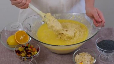 Kadın kuru üzümlü, şekerli meyve hazırlıyor. Pişirme hamur hazırlayın. Malzemeler ve malzemeler masaya serildi. Paskalya pastası. Noel ekmeği. Pişirme seti 50 video ilk adım