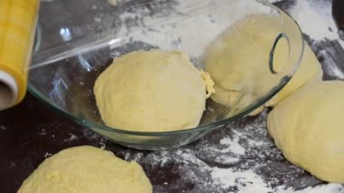 Kadın kuru üzümlü, şekerli meyve hazırlıyor. Pişirme hamur hazırlayın. Malzemeler ve malzemeler masaya serildi. Paskalya pastası. Noel ekmeği. Pişirme seti 50 video ilk adım