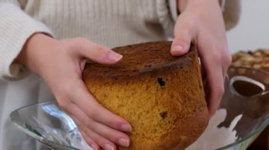 Paskalya pastası süslemesi. Beyaz jöleli Paskalya pastası üzerine renkli krema serpiştirilmiş. Kendin yap. Paskalya yemeği konsepti.