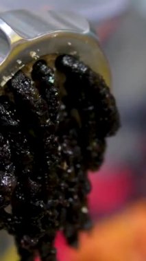 Öğütülmüş kuru üzümler kuru üzüm ezmesi yapar. Öğütücü kuru üzüm tohumları