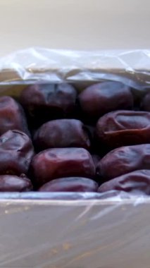 Kutudan tarihleri kaldırmak için beyaz plastik çatal kullan. Yüksek kalite 4k görüntü