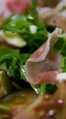 mozzarella salatası, jambonlu jambonlu sebzeli roka. Yüksek kalite 4k görüntü