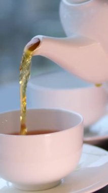 Güzel desenli çay fincanının içine sütünü dökerek. Kapatın. Yüksek kalite 4k görüntü