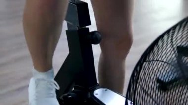 Egzersiz, dönme ve spor makinesinde yoğun egzersiz, spor ve sağlıklı vücut için egzersiz yapan bir kadın. Spor, terleme ve performans ve dayanıklılık için bisiklet ekipmanı kullanan insanlar. 