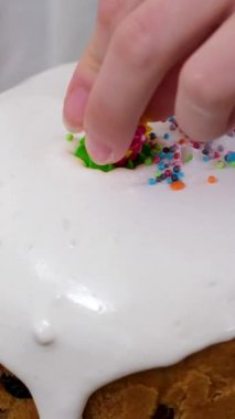 Paskalya pastasını çikolatalı bir kalp ve küçük yumurtalarla süsleyin. Dolly kaydırıcı aşırı yakın çekim.