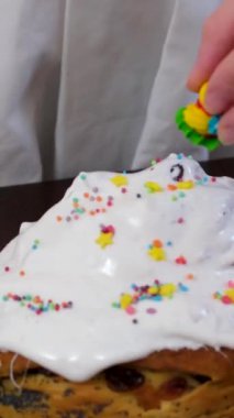 Kadın kuru üzümlü, şekerli meyve hazırlıyor. Pişirme hamur hazırlayın. Malzemeler ve malzemeler masaya serildi. Paskalya pastası. Noel ekmeği. Pişirme seti 50 video ilk adım