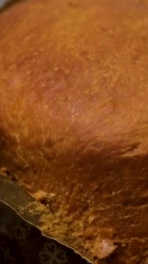 Paskalya pastasını çikolatalı bir kalp ve küçük yumurtalarla süsleyin. Dolly kaydırıcı aşırı yakın çekim.