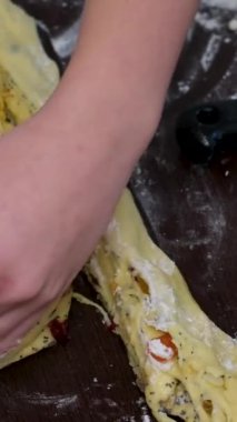 Kadın kuru üzümlü, şekerli meyve hazırlıyor. Pişirme hamur hazırlayın. Malzemeler ve malzemeler masaya serildi. Paskalya pastası. Noel ekmeği. Pişirme seti 50 video ilk adım