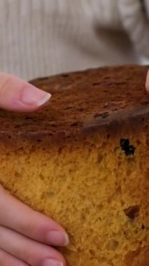 Paskalya pastası süslemesi. Beyaz jöleli Paskalya pastası üzerine renkli krema serpiştirilmiş. Kendin yap. Paskalya yemeği konsepti.