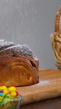 Pudra şekerli kabuklu kuru üzümler, şekerli meyveler. Pişirme hamur hazırlayın. Malzemeler ve malzemeler masaya serildi. Paskalya pastası. Noel ekmeği. Pişirme seti 50 video ilk adım
