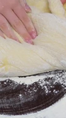 Kadın kuru üzümlü, şekerli meyve hazırlıyor. Pişirme hamur hazırlayın. Malzemeler ve malzemeler masaya serildi. Paskalya pastası. Noel ekmeği. Pişirme seti 50 video ilk adım