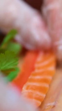 Sokak Tayland yemekleri gece pazarında karides haşlıyor, Vietnam bahar ekmeklerinde sokak yemekleri sokaklarda deniz ürünleri turistler için sağlıksız. Kırmızı balıklı börek.