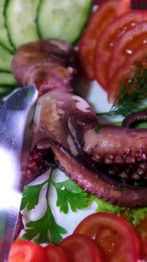 Bir bardak bira. Lezzetli bir mangolu haşlanmış ahtapot dokunaçları, incir ve yeşil yapraklar tabakta çok güzel duruyor. Lüks restoranda deniz ürünleri servis ediliyor. Yeşil bezelye filizleri dökülüyor