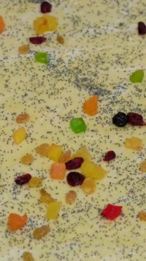 Kadın kuru üzümlü, şekerli meyve hazırlıyor. Pişirme hamur hazırlayın. Malzemeler ve malzemeler masaya serildi. Paskalya pastası. Noel ekmeği. Pişirme seti 50 video ilk adım