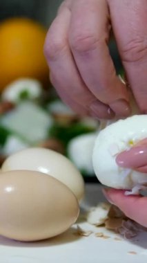 Kadınlar mükemmel soyulmuş yumurta verir. Yüksek kalite 4k görüntü