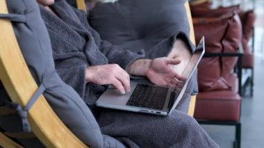 Bornoz dizüstü bilgisayar adamı. Banyo üstüne dizüstü bilgisayarla adam. Yüksek kalite 4k görüntü