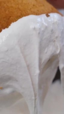 Paskalya pastasını çikolatalı bir kalp ve küçük yumurtalarla süsleyin. Dolly kaydırıcı aşırı yakın çekim.