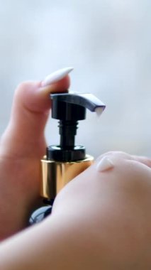 Corona virüsü önleyici adam el hijyenini gösteriyor. Koronavirüs mikropları için sıcak suda sabunla ellerini yıkıyor. Sabun makinesini kullanarak. Yüksek kalite 4k görüntü