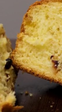 Panettone Paskalya güvercini bayanların elinde. Colomba di Pasqua - geleneksel İtalyan paskalya güvercini pastası, jöleli makarna, badem. Tahtadaki Paskalya güvercini. Yüksek kalite 4k görüntü