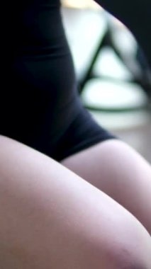 Egzersiz, dönme ve spor makinesinde yoğun egzersiz, spor ve sağlıklı vücut için egzersiz yapan bir kadın. Spor, terleme ve performans ve dayanıklılık için bisiklet ekipmanı kullanan insanlar. 