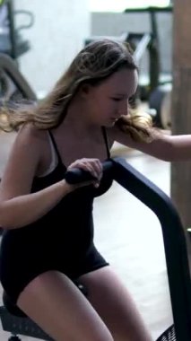 Egzersiz, dönme ve spor makinesinde yoğun egzersiz, spor ve sağlıklı vücut için egzersiz yapan bir kadın. Spor, terleme ve performans ve dayanıklılık için bisiklet ekipmanı kullanan insanlar. 