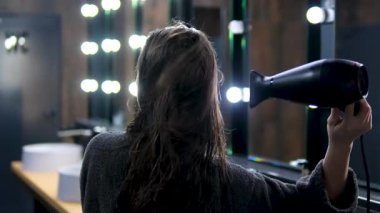 Neşeli Kafkas Kadın Süslü Masa 'da Kurutulmuş Saçlar. Yüksek kalite 4k görüntü