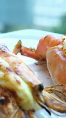 Dışarıdaki ahşap bir masada kaplanmış kırmızı kar yengeci ve yengeç eti. Yüksek kaliteli FullHD görüntüler