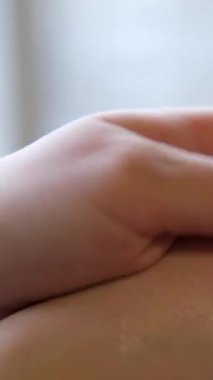 Kadın el ele tutuşması ve nemlendirici sürme, yatak odasında vücut losyonu. Yüksek kalite 4k görüntü