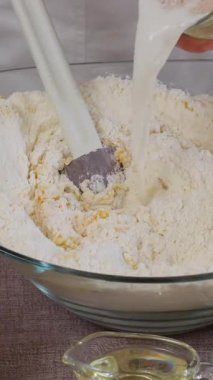 Kadın kuru üzümlü, şekerli meyve hazırlıyor. Pişirme hamur hazırlayın. Malzemeler ve malzemeler masaya serildi. Paskalya pastası. Noel ekmeği. Pişirme seti 50 video ilk adım