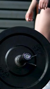 Formda genç bir kadın spor salonunda ağırlık kaldırıyor, güçlü kadın sporcu, ağırlık kaldırıyor, halterle egzersiz yapıyor. Spor anlayışı, güzellik, sağlık, yaşam tarzı. - Evet. Yüksek kalite