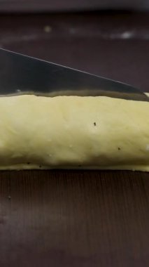 Kabuklu kadın kabuklu üzümler, şekerli meyveler hazırlasın. Pişirme hamur hazırlayın. Malzemeler ve malzemeler masaya serildi. Paskalya pastası. Noel ekmeği. Pişirme 50 video ilk adım